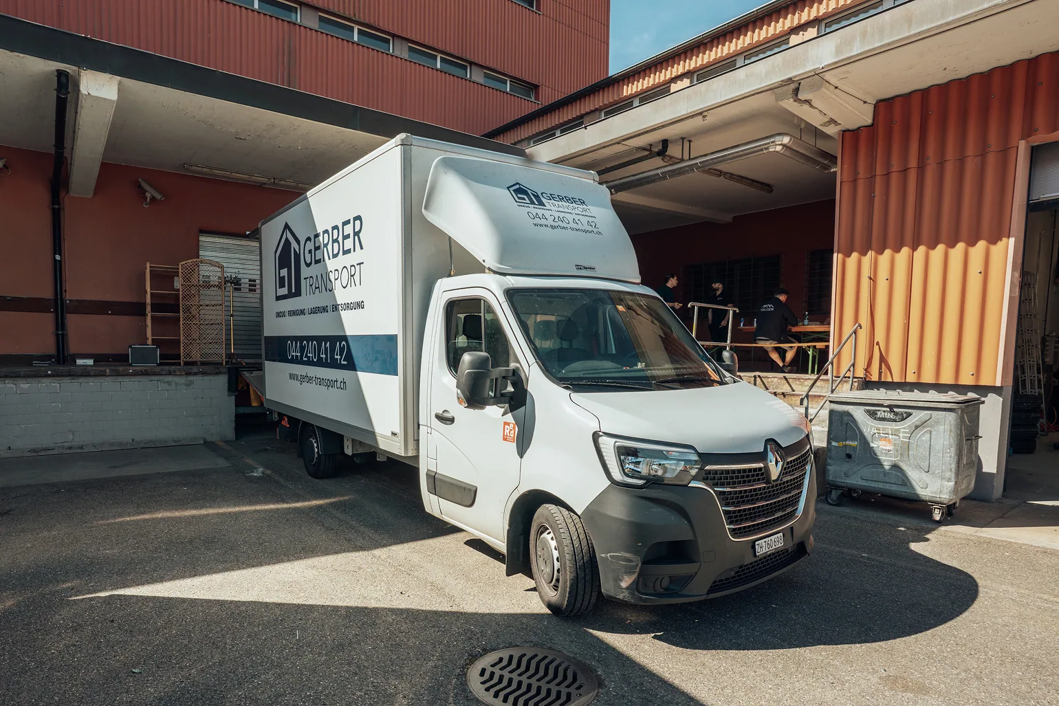 Beschrifteter Lieferwagen von Gerber Transport an einer Laderampe